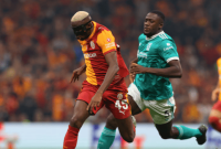 Foto: Victor Osimhen Beraksi Bersama Ibrahima Konate (Sumber: Reuters)