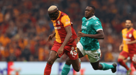 Foto: Victor Osimhen Beraksi Bersama Ibrahima Konate (Sumber: Reuters)