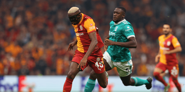 Foto: Victor Osimhen Beraksi Bersama Ibrahima Konate (Sumber: Reuters)