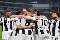 Foto: Skuad Juventus Melakukan Selebrasi (Sumber: Football Italia)