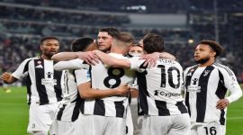 Foto: Skuad Juventus Melakukan Selebrasi (Sumber: Football Italia)