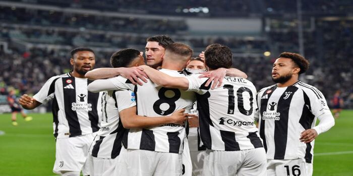 Foto: Skuad Juventus Melakukan Selebrasi (Sumber: Football Italia)
