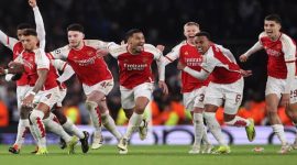 Foto: Beberapa Pemain Arsenal Sedang Melakukan Selebrasi (Sumber: 90Min)