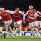 Foto: Beberapa Pemain Arsenal Sedang Melakukan Selebrasi (Sumber: 90Min)