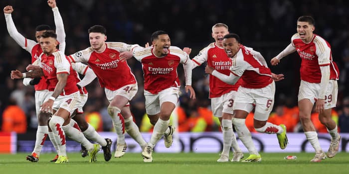 Foto: Beberapa Pemain Arsenal Sedang Melakukan Selebrasi (Sumber: 90Min)