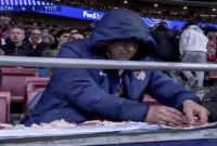 Foto: Seorang Suporter Tengah Membuat Sandwich di Tribun Saat Laga Atletico Madrid Vs Tottenham Hotspur di Leg 1 Liga Champions 2025/2026 (Sumber: Instagram/espnfc)