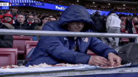 Foto: Seorang Suporter Tengah Membuat Sandwich di Tribun Saat Laga Atletico Madrid Vs Tottenham Hotspur di Leg 1 Liga Champions 2025/2026 (Sumber: Instagram/espnfc)