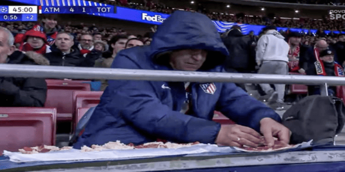 Foto: Seorang Suporter Tengah Membuat Sandwich di Tribun Saat Laga Atletico Madrid Vs Tottenham Hotspur di Leg 1 Liga Champions 2025/2026 (Sumber: Instagram/espnfc)