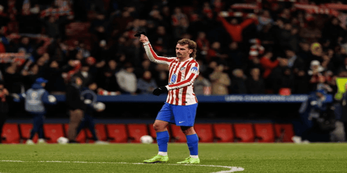 Foto: Antoine Griezmann Mengenakan Jersey Atletico Madrid di Dalam Stadion (Foto: Shutterstock)