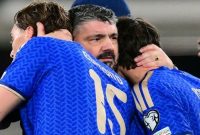 Pelatih Kepala Timnas Italia, Gennaro Gattuso Sedang Memeluk Penyerang Italia, Francesco Pio Esposito, dan, Niccolo Pisilli (Sumber: AFP/STEFANO RELLANDINI)
