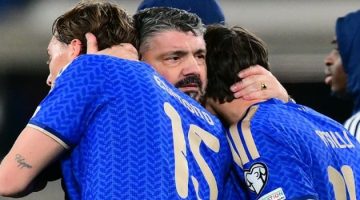 Pelatih Kepala Timnas Italia, Gennaro Gattuso Sedang Memeluk Penyerang Italia, Francesco Pio Esposito, dan, Niccolo Pisilli (Sumber: AFP/STEFANO RELLANDINI)