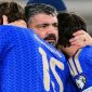 Pelatih Kepala Timnas Italia, Gennaro Gattuso Sedang Memeluk Penyerang Italia, Francesco Pio Esposito, dan, Niccolo Pisilli (Sumber: AFP/STEFANO RELLANDINI)