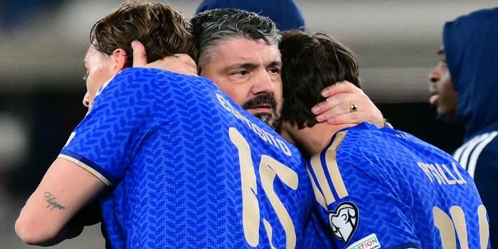 Pelatih Kepala Timnas Italia, Gennaro Gattuso Sedang Memeluk Penyerang Italia, Francesco Pio Esposito, dan, Niccolo Pisilli (Sumber: AFP/STEFANO RELLANDINI)