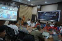 Insan PLN UPK Tambora dengan antusias mengikuti sosialisasi Sistem Manajemen Pengamanan (SMP). Kegiatan ini menjadi bagian dari upaya PLN menerapkan nilai-nilai Pancasila dalam lingkungan kerja, khususnya semangat persatuan, gotong royong, kedisiplinan, serta tanggung jawab bersama dalam menjaga keamanan lingkungan kerja dan aset ketenagalistrikan.