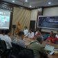 Insan PLN UPK Tambora dengan antusias mengikuti sosialisasi Sistem Manajemen Pengamanan (SMP). Kegiatan ini menjadi bagian dari upaya PLN menerapkan nilai-nilai Pancasila dalam lingkungan kerja, khususnya semangat persatuan, gotong royong, kedisiplinan, serta tanggung jawab bersama dalam menjaga keamanan lingkungan kerja dan aset ketenagalistrikan.