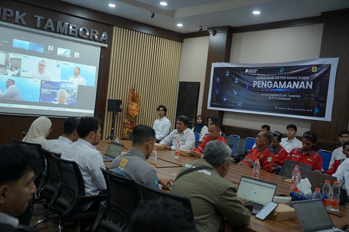 Insan PLN UPK Tambora dengan antusias mengikuti sosialisasi Sistem Manajemen Pengamanan (SMP). Kegiatan ini menjadi bagian dari upaya PLN menerapkan nilai-nilai Pancasila dalam lingkungan kerja, khususnya semangat persatuan, gotong royong, kedisiplinan, serta tanggung jawab bersama dalam menjaga keamanan lingkungan kerja dan aset ketenagalistrikan.